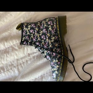 flower doc martens barley worn super cute